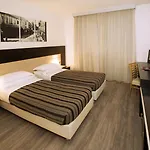 מלון Hotel Carpi 4*
