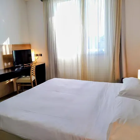 מלון Hotel Carpi 4*