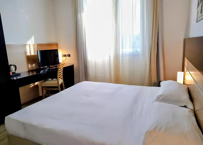 מלון Hotel Carpi 4*